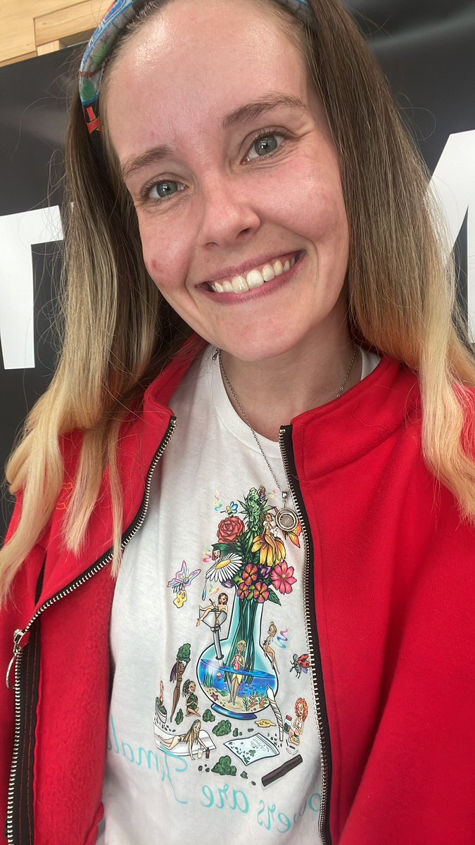 No3lle_R's tweet image. Customer at the #potshop just told me that I look like @KristenBell4SNL's character from #TheGoodPlace

I'll gladly take the compliment, just gotta add her to the (long) list of blonde female celebs I've been referred to as 💁🏼‍♀️
#lookalike #doppelgänger #twinning