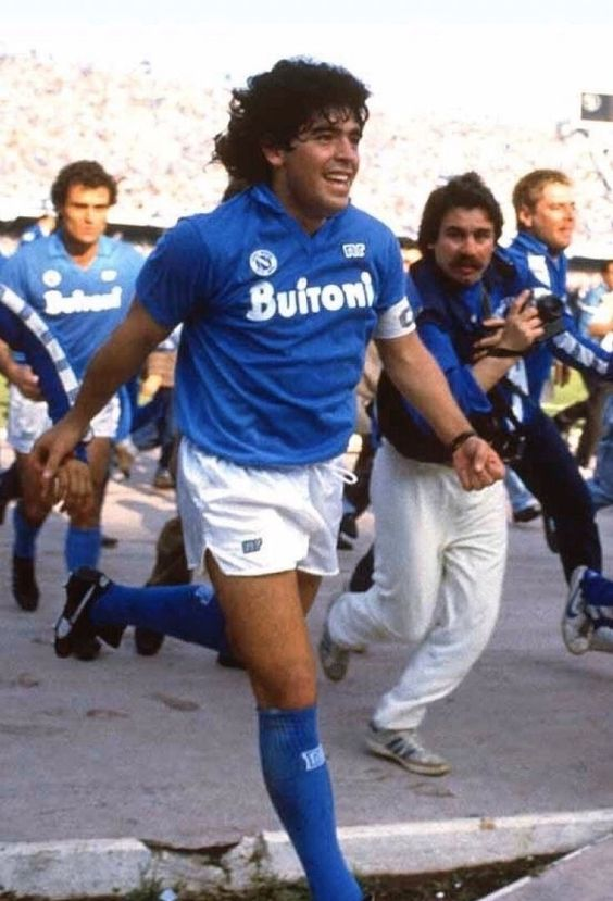 Pelusa10Eterno's tweet photo. La felicidad tiene cara de Napolitano.

Vuelta olímpica, 1987.

#DiegoEterno https://t.co/vnMxfFj7Wo