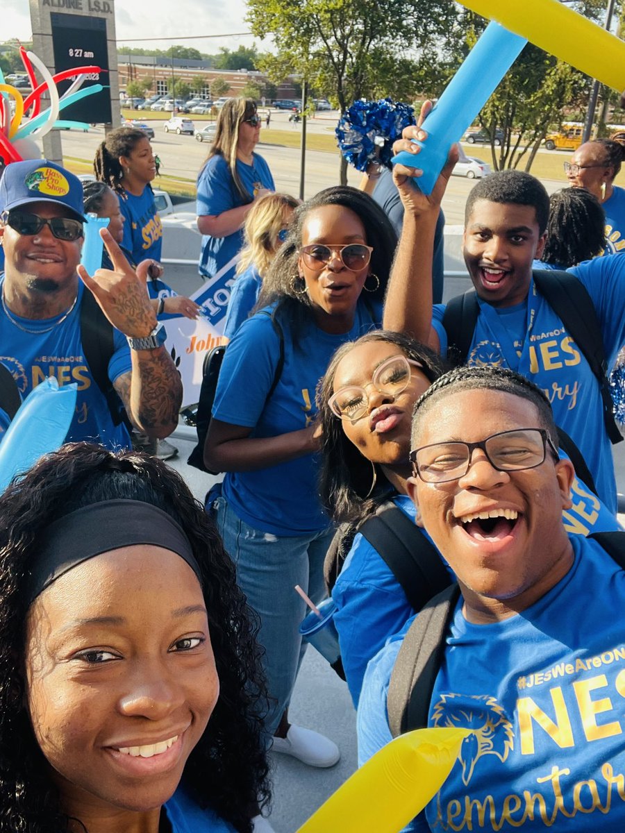 IanishaChambers's tweet photo. Convocation 2023-2024 @JonesES_AISD @dr_dharvey @carlonda_davis @JoAnnNPayne #jesenjoytheride #MyAldine @PayneEducates @ashlie_ferrell @HearneMrs https://t.co/aN7riuKMpq