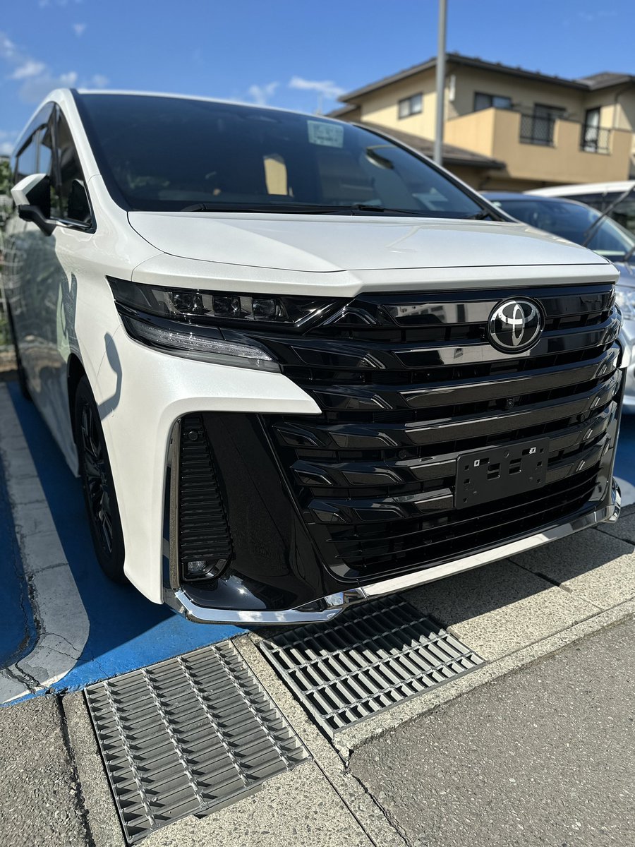 i_toyolove's tweet photo. 新型ヴェルファイアは白も良かった。

30系よりもだいぶインパクトに欠けるけど、上品な車に変わってました。アルファードと違って、最初からメッキパーツが多いので高級感はありますね。

このグリルは横幅が広く見えると思います。パールも悪くないけど、個人的にはブラックの方が合ってるかな。 https://t.co/I54OLjO14S