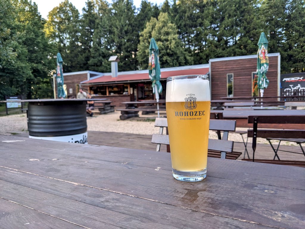 #Singltrek pod Smrkem
Unter der Woche ist es angenehm ruhig. Eventuell war es auch das Wetter 🌧️🌦️💨

Na zdraví 🤟
(Rohozec Pomelo Nealko)