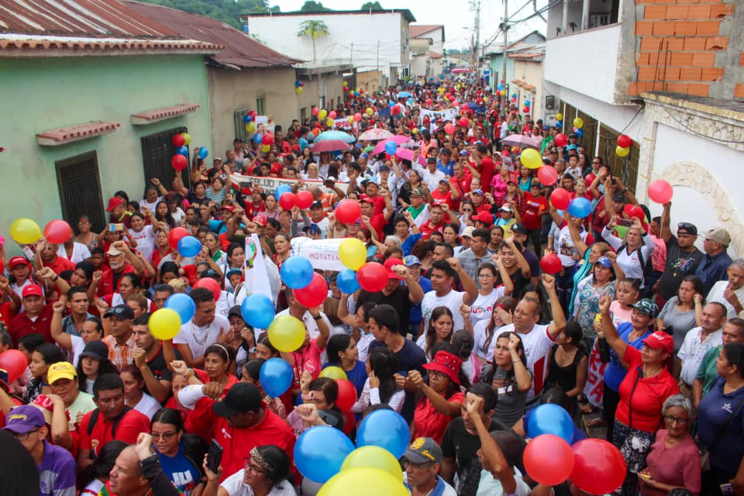 Mis saludos al hermoso pueblo de Motatán en el estado Trujillo, que con su espíritu rebelde y luchador sale a la calle alzando nuestra bandera, defendiendo la Patria con fuerza y patriotismo. ¡Que viva la Patria! ¡Que viva la unión!
