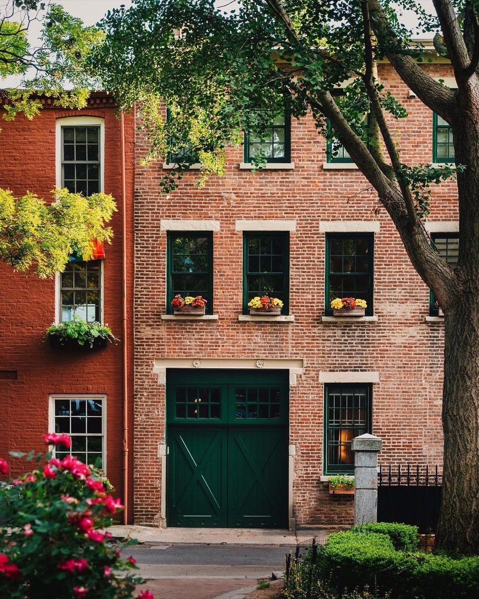 The historic streets of Cobble Hill in Brooklyn🌞… captured through the lens of @joethommas. When is your next urban vacation?