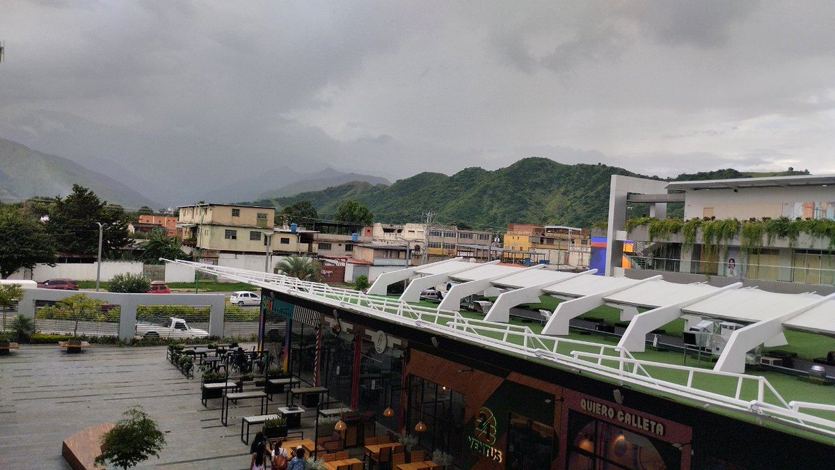 Vista de la montaña del Castaño desde el Centro Comercial Unicentro