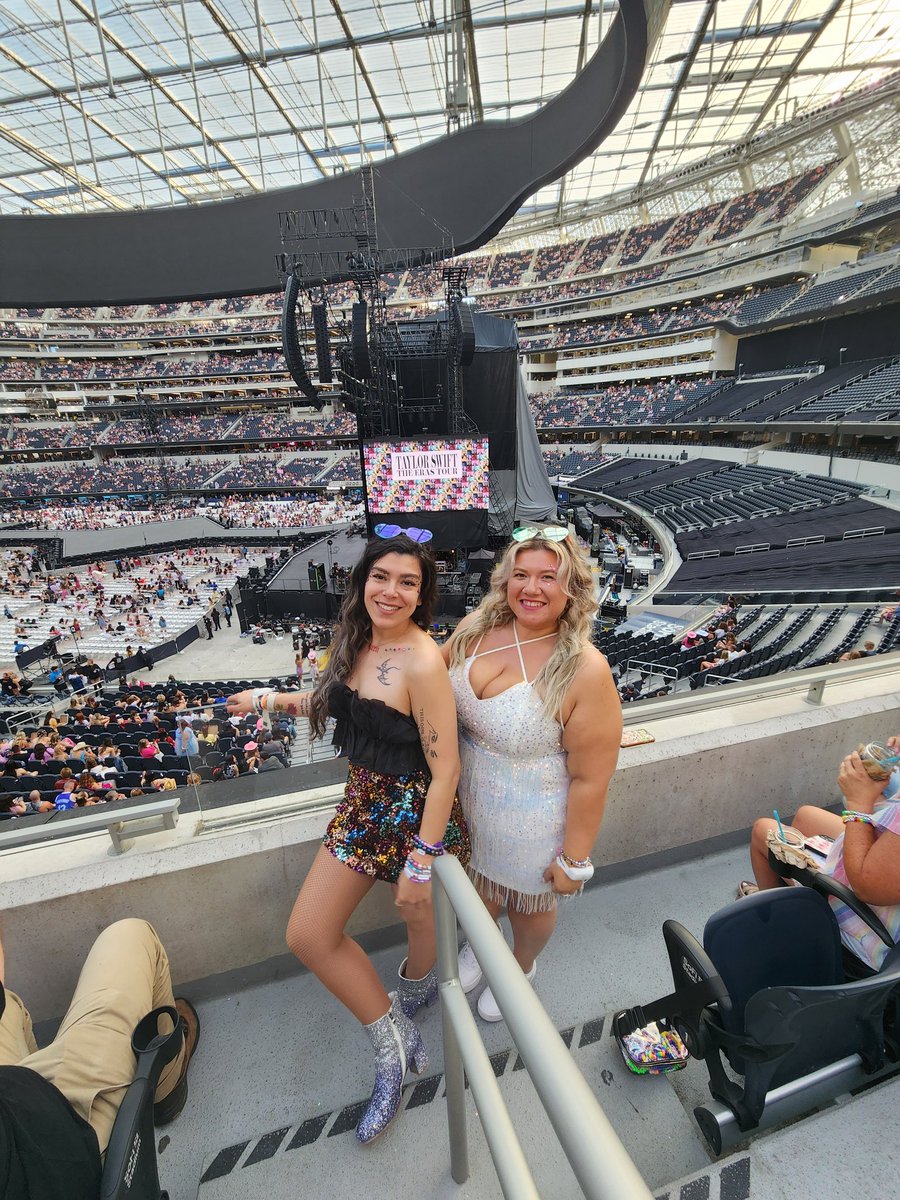 BabyDesDerRay's tweet photo. LA girl meets the valley girls 🖤🤍
#LATSTheErasTour 
@taylornation13 https://t.co/saeMKkWGok