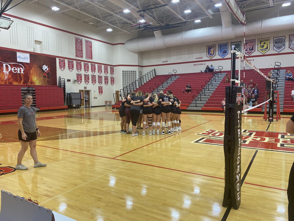 The kids came home! Red Devilet Alumni against Varsity. Welcome back!