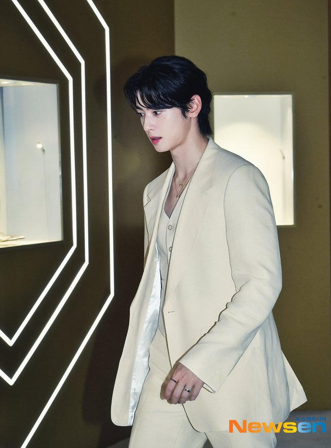 _kyon_c's tweet photo. 쇼메왕자🤴🏻🤍
우리 은우 비율이 넘사벽👍
걷기만 해도 화보😎

#차은우 #CHAEUNWOO #チャウヌ #Chaumet #쇼메 https://t.co/OZ0CXmdNNM