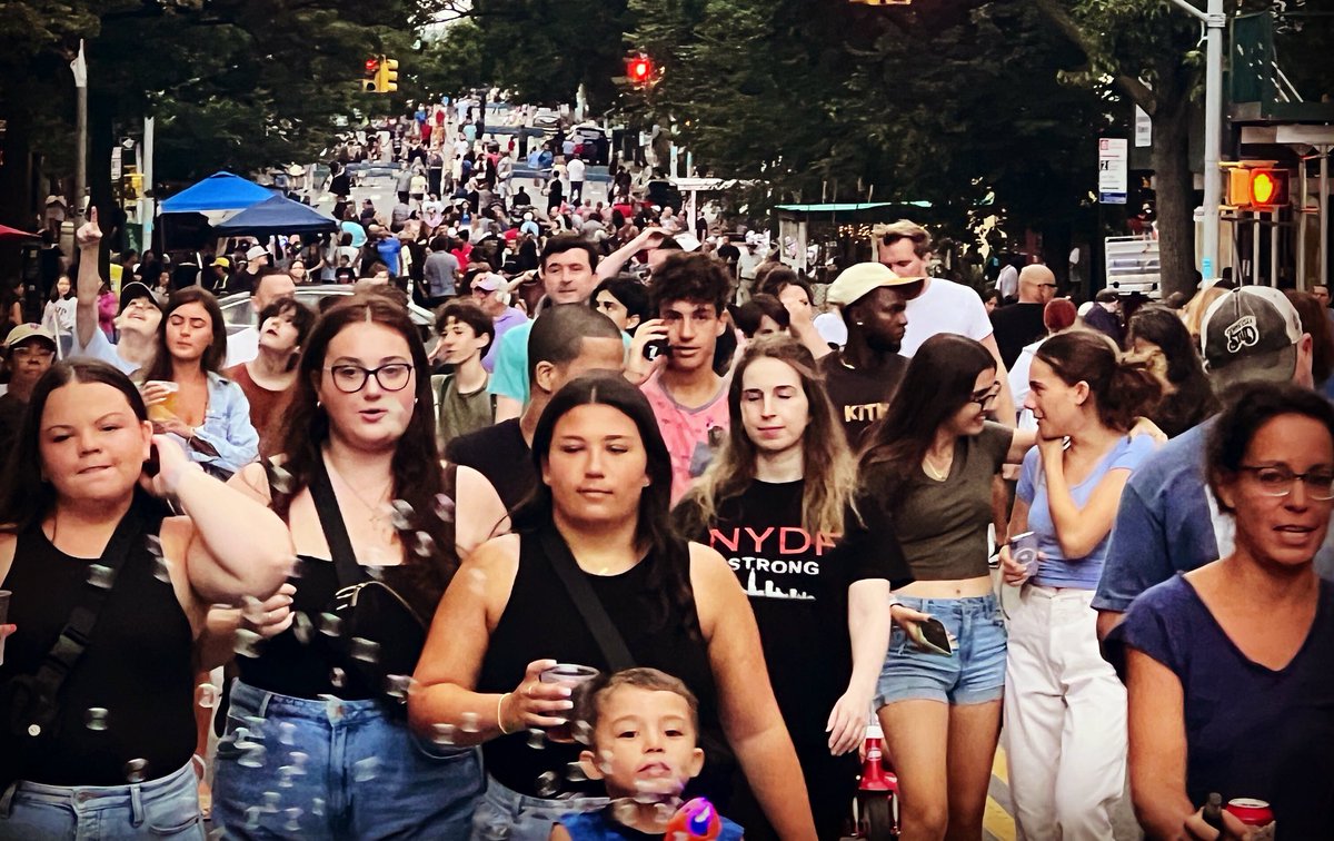 bkreporter's tweet photo. TONIGHT IN BROOKLYN: Another huge crowd came to Bay Ridge to enjoy the third installment of @SummerStroll3rd! Stay tuned for highlights and more photos from this fun night out #INBrooklyn! https://t.co/lBfg9Htey3