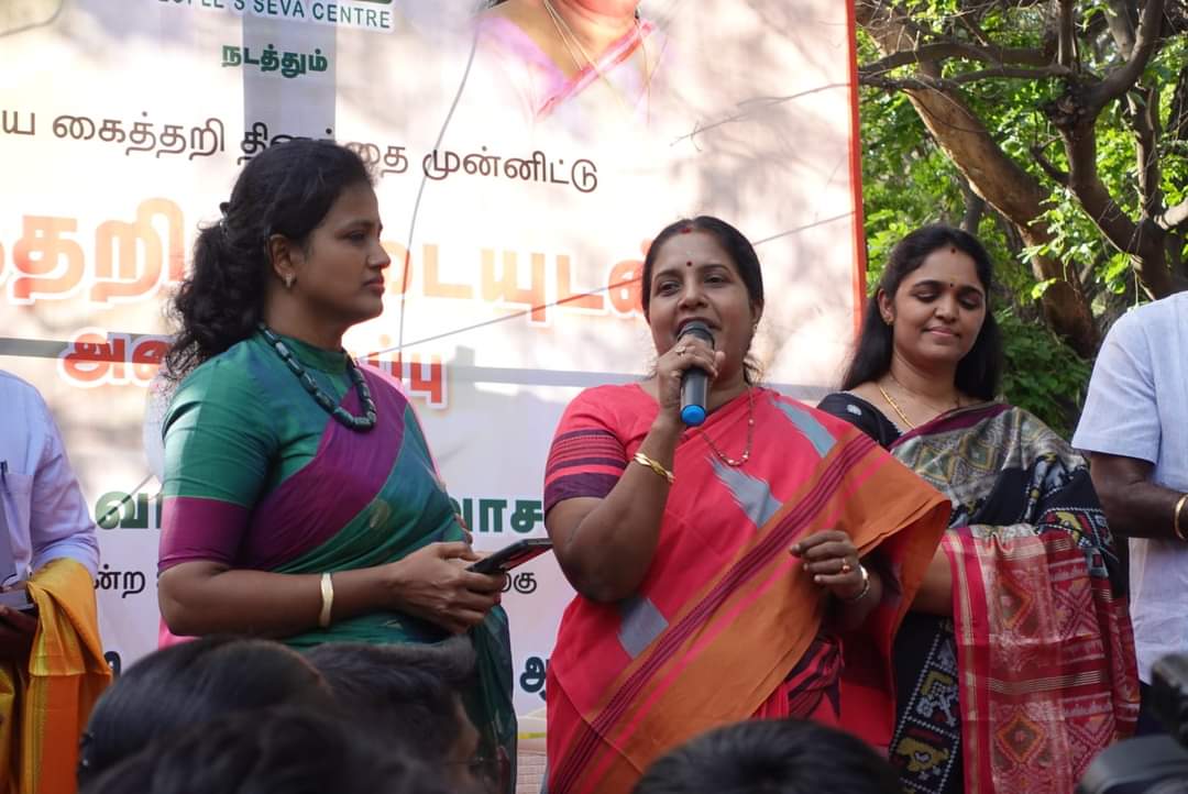 Gayathrisharan1's tweet photo. தேசிய கைத்தறி தினத்தை முன்னிட்டு கோவை ரேஸ்கோர்ஸ் பகுதியில் "கைத்தறி ஆடை அணிவகுப்பு" நிகழ்ச்சி @BJPMahilaMorcha தேசிய தலைவர் அக்கா திருமதி @VanathiBJP
MLA அவர்கள் தலைமையில் நடைபெற்றது.
#HandloomWalk
#NationalHandloomDay https://t.co/tWCFPqGPCS
