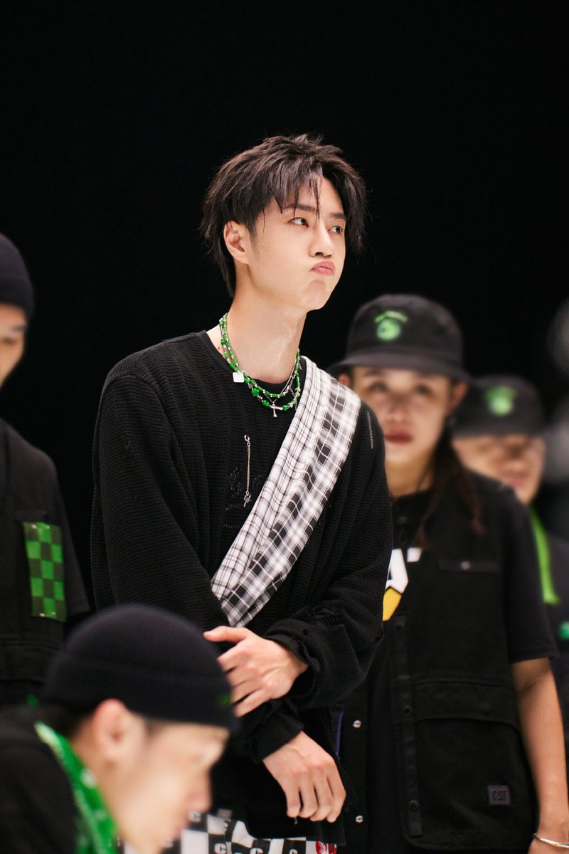 wangxiaomeimei's tweet photo. Happy Yibo Day! 💚🫶🏻 https://t.co/JpmpmJIfdr
