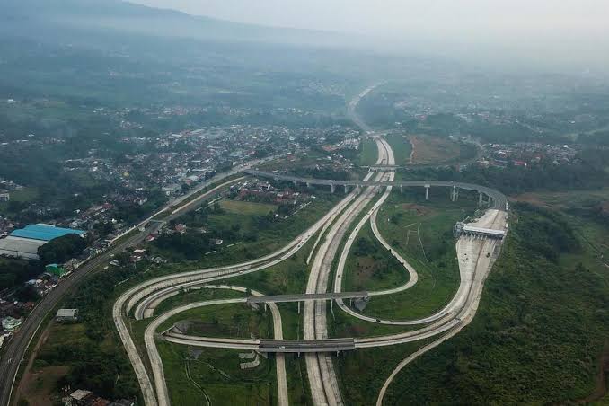 DIHINA dengan kata 'BAJING*N TOL*L' Dijawab dengan, 'Dengan mengucap BISMILLAH, saya meresmikan Tol Cigombong - Cibadak' Jokowi KONSISTEN, 'itu hal kecil, saya kerja saja,' Dulu Jakarta-Sukabumi butuh 5-6 jam, sekarang cukup 2,5 jam saja Cara menjawab HINAAN yang ELEGAN