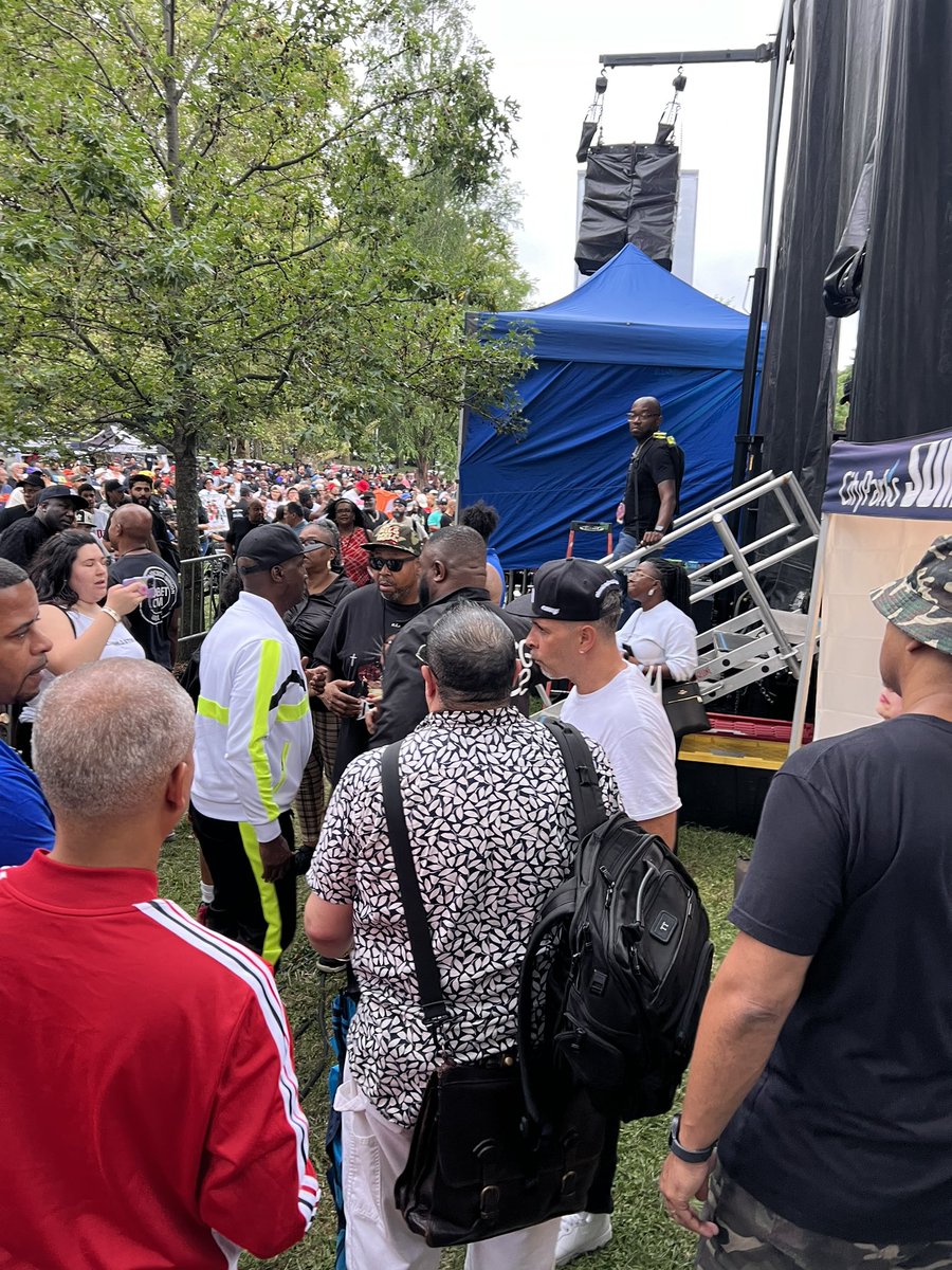 simon_jap's tweet image. グランドマスターフラッシュも来たしフューリアスファイブもライブしてたしKRS-ONEもフリースタイルしてたしピートロックもトニータッチも回してた　まだまだ名前が上げきれないけど　この人達が50年前に創って今もこうして盛り上がってる　みんなめちゃくちゃ楽しそうだったよ

#hiphop50 #oneunity