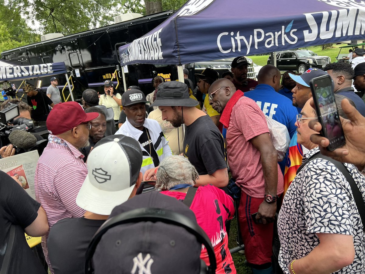 simon_jap's tweet image. グランドマスターフラッシュも来たしフューリアスファイブもライブしてたしKRS-ONEもフリースタイルしてたしピートロックもトニータッチも回してた　まだまだ名前が上げきれないけど　この人達が50年前に創って今もこうして盛り上がってる　みんなめちゃくちゃ楽しそうだったよ

#hiphop50 #oneunity