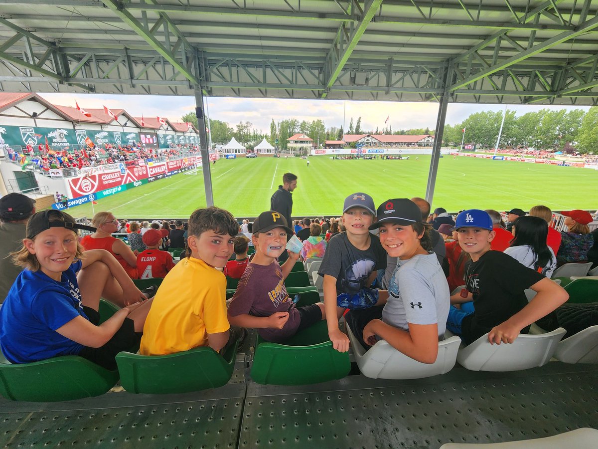 Lots of happy faces <a href="/CPLCavalryFC/">Cavalry FC</a> beauty night