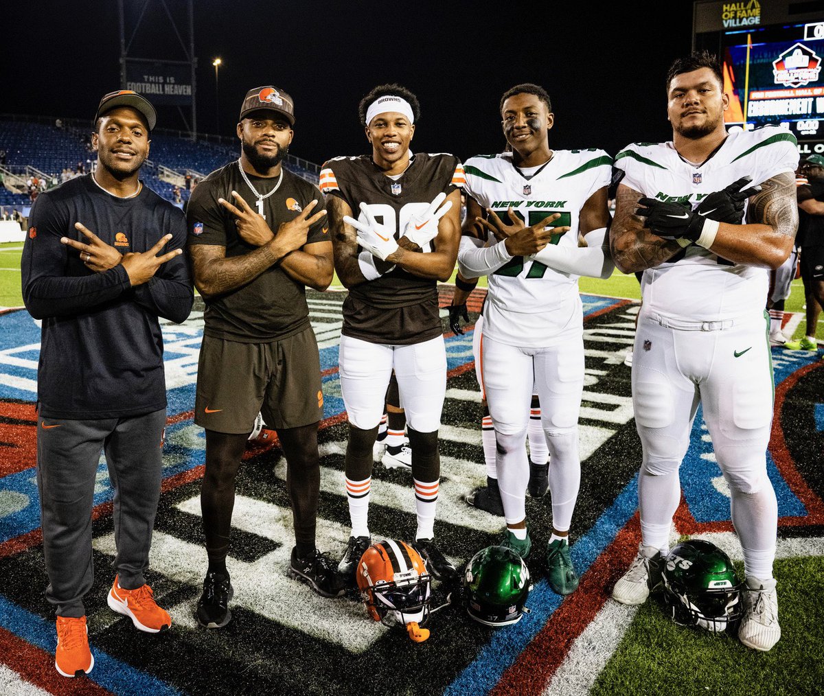 #HoosInTheNFL 🔶⚔️🔷 @Rodney_McLeod4 @Juan_Thornhill @rhenry2_ @BryceHall11 @Cglaser17 following the @ProFootballHOF 🏈 game between @Browns and @nyjets #FamilyFirstLastAlways