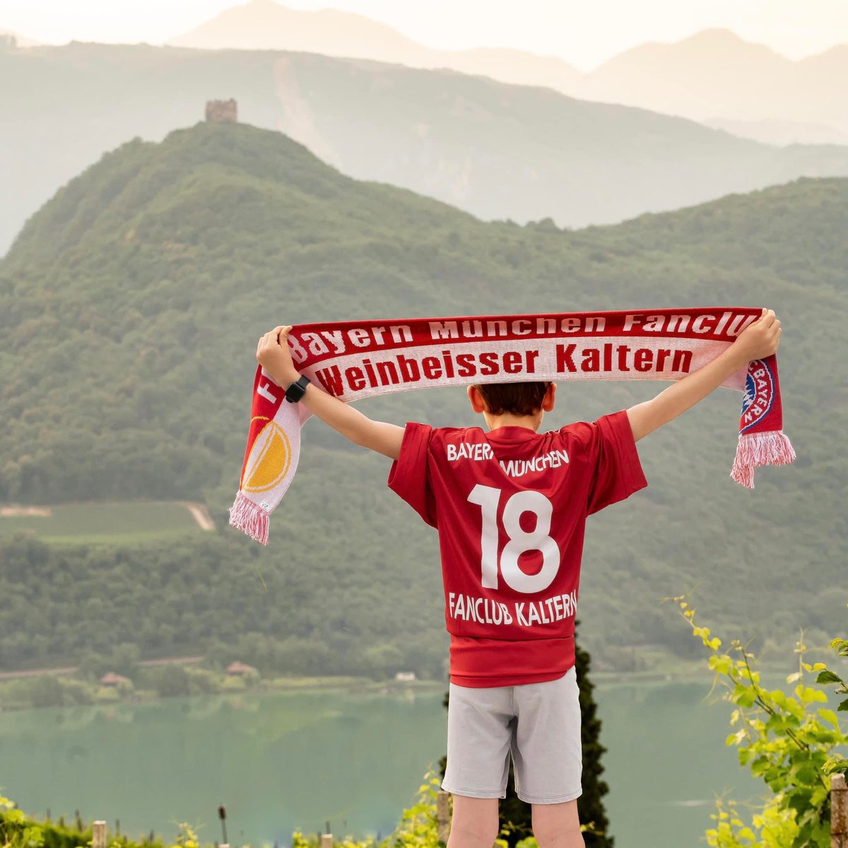 MeindlFCB's tweet image. Noch zwei Wochen bis zum #Traumspiel2023 in #Kaltern! Die Region #Südtirol mit seinen 39 offiziellen Bayern-Fanclubs mit ca. 6.000 Mitgliedern ist seit Jahrzehnten traditionell tief mit dem #FCBayern verbunden! 🔴⚪️ @FCBayern @suedtirol_info @CantinaKaltern @RaiSuedtirol