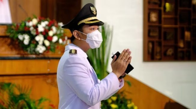 TeddGus's tweet photo. BUKAN TIDAK MUNGKIN GIBRAN YANG MENGISI SEJARAH ITU

Kenapa begitu khawatirnya ketika Generasi Muda seperti Gibran Rakabuming nanti menjadi Cawapres? Kenapa begitu tidak suka ketika Generasi Muda menjadi Wapres, sampai harus mengeluarkan berbagai tuduhan negatif? Apa sih yang dikhawatirkan ketika Generasi muda ikut memimpin negeri ini?

Gibran Rakabuming adalah pintu masuk bagi generasi muda lain untuk ikut terlibat banyak di dalam kontestasi politik, baik Pemilihan Legislatif, Pemilihan Kepala daerah dan Pilpres. Dalam penelitian, banyak yang  khawatir ketika Generasi muda dinilai banyak yang antipati dengan politik, tapi ketika Generasi muda ingin terlibat, malah dijegal.

Jika khawatir kalah ketika Gibran ikut dalam kontestasi Pilpres, maka munculkan calon muda lain yang kapasitasnya dianggap bisa menandingi Gibran. Itu lebih gentle dibandingkan dengan menyebarkan berbagai tuduhan negatif hanya karena takut kalah dalam Pilpres. Konyol namanya.. 

Ketika gugatan Partai Garuda terkait batas umur cawapres dikabulkan MK, maka bukan tidak mungkin akan ada sejarah baru, Wakil Presiden Republik Indonesia adalah Generasi Muda. Dan bukan tidak mungkin Gibran yang mengisi sejarah tersebut. 

TEDDY GUSNAIDI
Wakil Ketua Umum dan Juru Bicara Partai Garuda