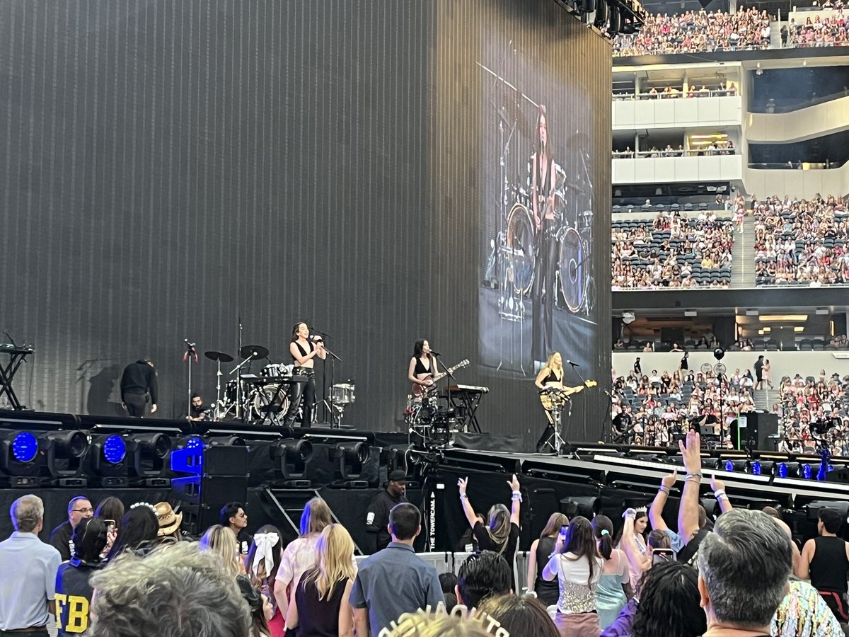 bookbag09's tweet photo. HAIM IS ON STAGEEEE @taylornation13 #LATSTheErasTour https://t.co/gaKj9e9AmV