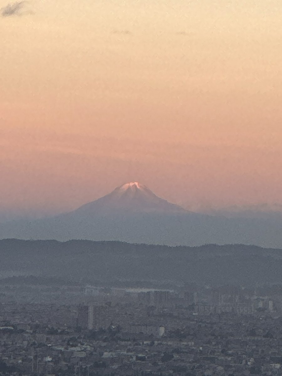 jennymorenom's tweet photo. El nevado del Tolima y nevado del Ruiz desde Monserrate , Bogotá.
#dulima #kumanday
# https://t.co/GcuGQRWxIU