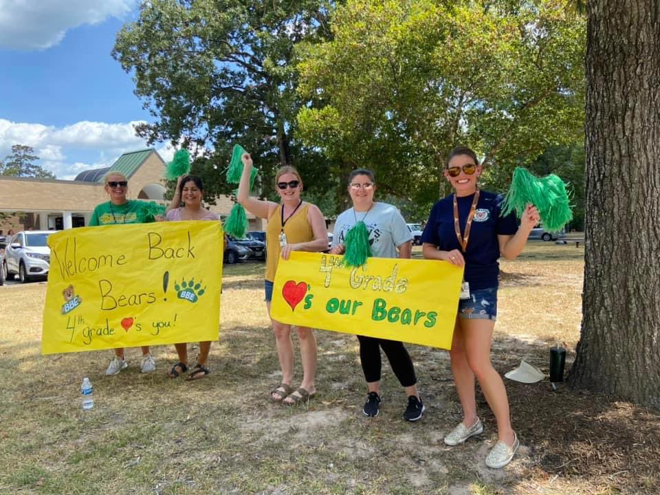 leannehaley11's tweet photo. BBE Welcome Back parade!! So good to see so many of our bears today!  4th grade is looking forward to a fantastic year!!! @HumbleISD_BBE https://t.co/OMWnMYoSEW