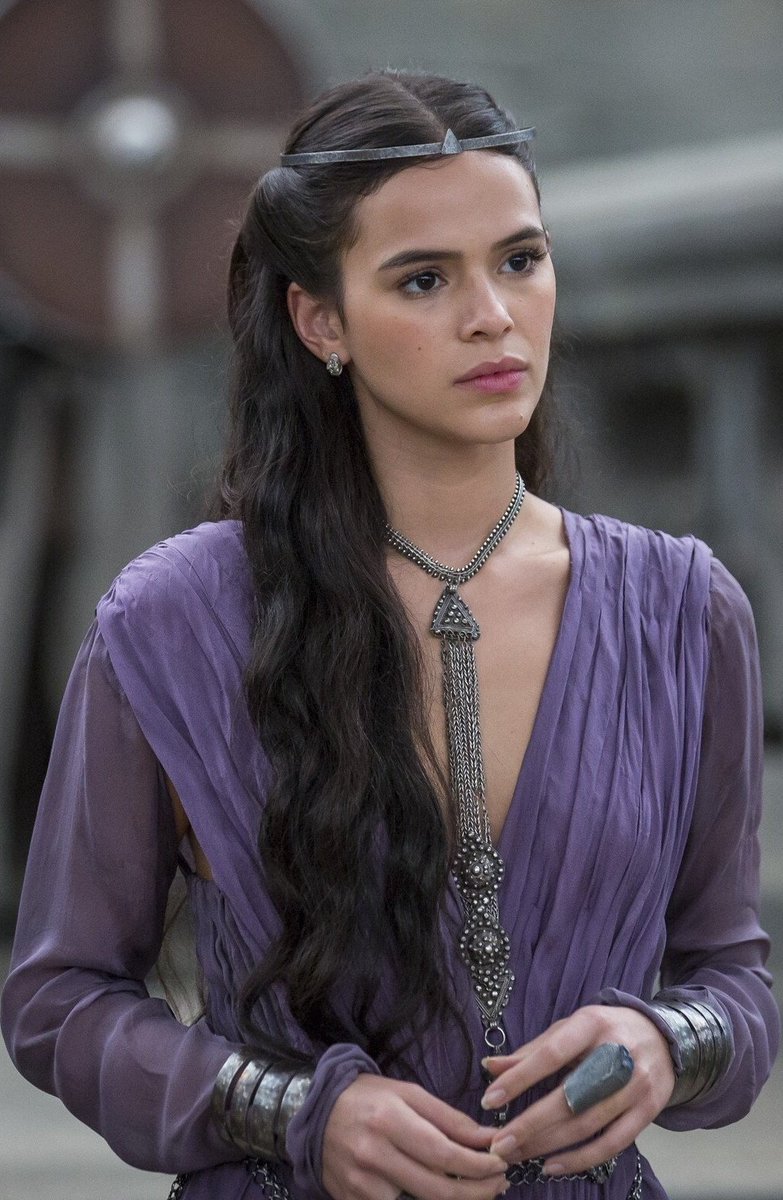 Em comemoração ao niver da Bruna Marquezine decidi postar uma das personagens que mais gosto dela, Catarina, a vilã de Deus Salve o Rei.

Catarina entregava realeza, falsidade, beleza e looks impecáveis. 👑