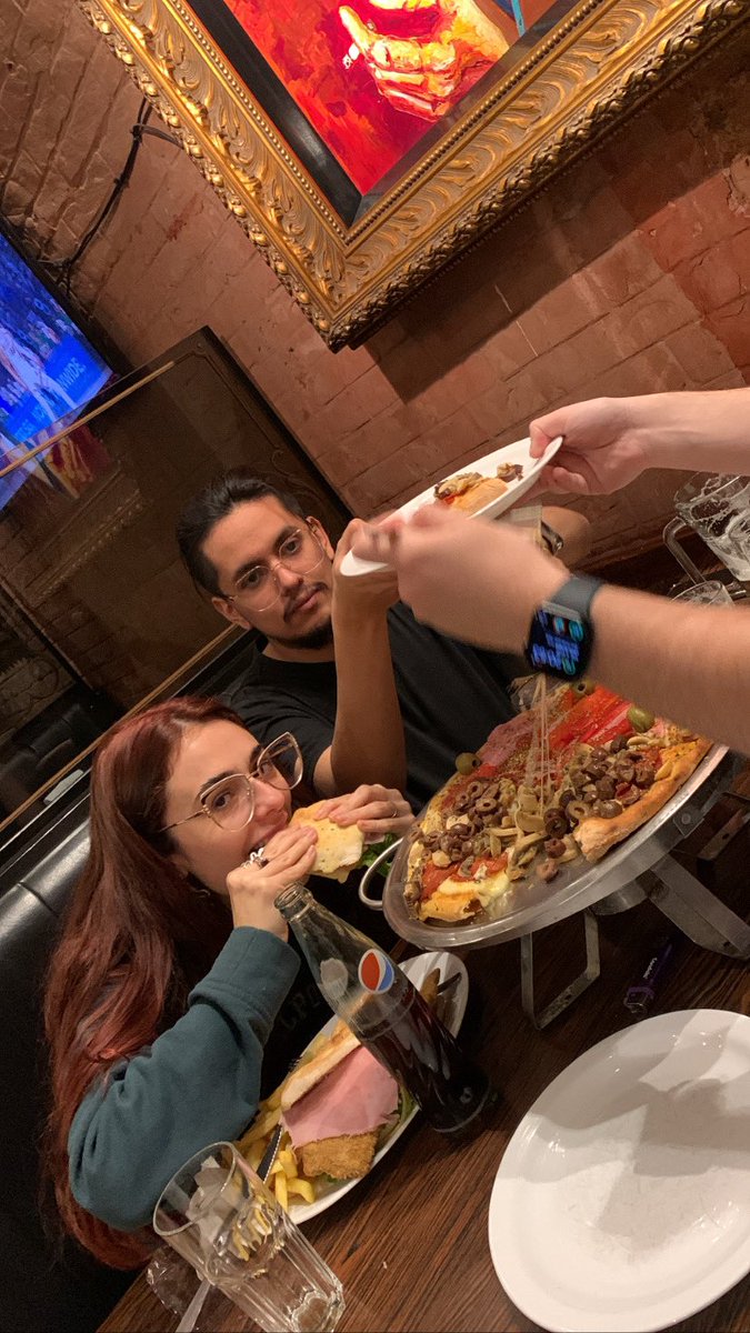 yennydelestero's tweet photo. Hoy viernes con los foristas @colinergic0 @ElKliment y @lukearts_ masacrando una pizza en honor a la asignación de udh en el notable Don Boedo por la suma de 179,99 yuanes chinos 100% barrani https://t.co/cJ8yw5yBYV
