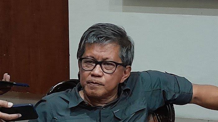 Langkah Cerdas Rocky Gerung💥

Ditulis oleh 
Filsuf Abal Abal✨✨

Rocky Gerung yg Super Cerdas  telah menghancurkan Image Prabowo yg susah payah dibangun Team Sukses Prabowo

Setelah dipilih  sbg anggota Kabinet Prabowo  Subianto bersusah payah kelihatan menghamba dan taat