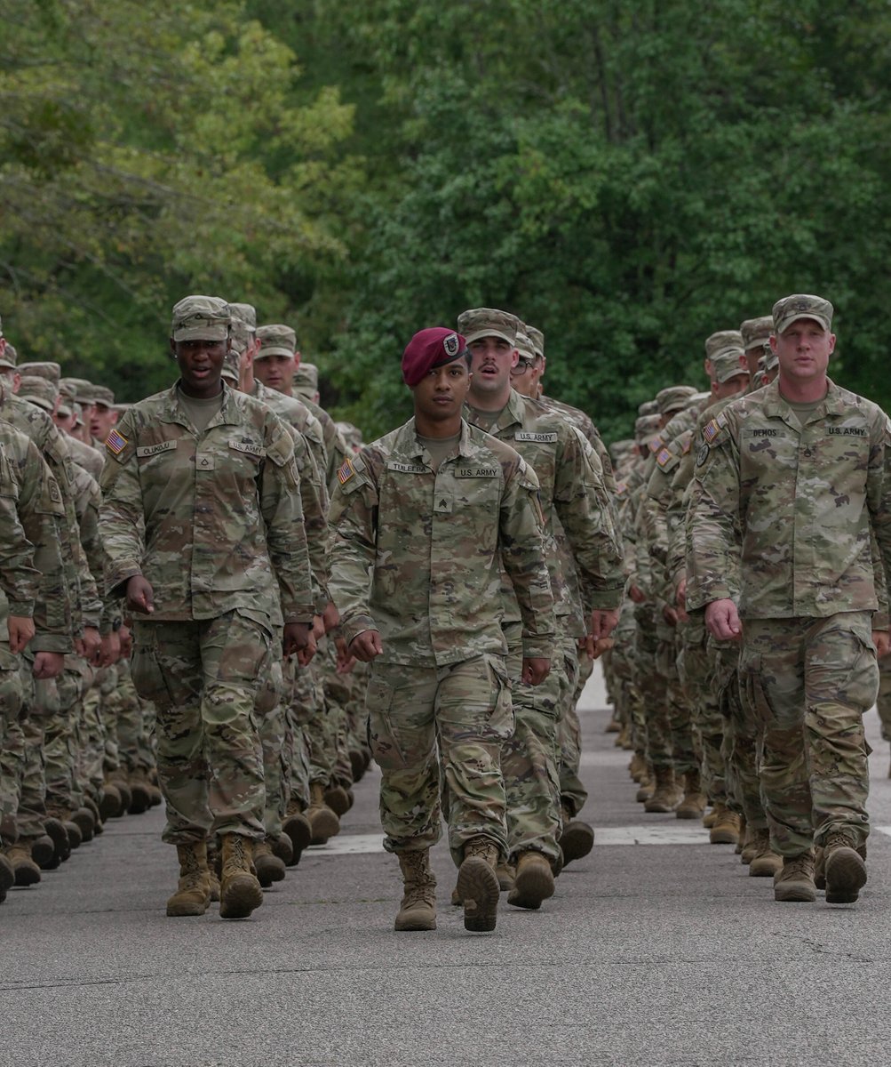 82ndABNDiv's tweet photo. Today the newest members to the team graduated from the Airborne Integration Course and took part in the ceremonial affair. Congrats &amp; welcome to the greatest fighting force on the planet, Airborne All The Way!
#AATW #AIC #ParatroopersFirst #TransformTheDivision https://t.co/Xhu7dm26TH
