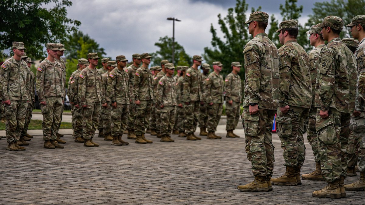 82ndABNDiv's tweet photo. Today the newest members to the team graduated from the Airborne Integration Course and took part in the ceremonial affair. Congrats &amp; welcome to the greatest fighting force on the planet, Airborne All The Way!
#AATW #AIC #ParatroopersFirst #TransformTheDivision https://t.co/Xhu7dm26TH