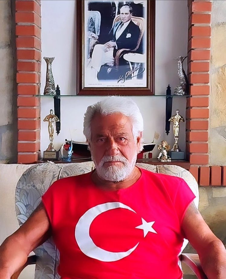 Babası Rum, annesi Ermeni asıllı olan Fedon Kalyoncu:

"Atamızın izindeyiz. Ne mutlu Türk'üm diyene."