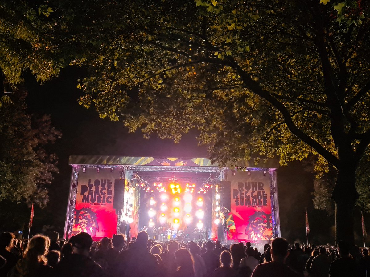 St3ffiee's tweet photo. Friday is about hanging out with friends. Ending the evening with a smile. 🙂

Performance of @steelpulse 

#music #Reggae #festival #MülheimAnDerRuhr #Deutschland https://t.co/cB30HxUJDB