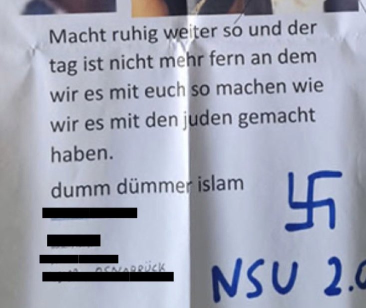 Tarek_Bae's tweet photo. Am Freitag erhielt eine Moschee in Bramsche (Osnabrück) dieses islamfeindliche Drohschreiben mit den Worten: „Macht ruhig weiter so und der Tag ist nicht mehr fern, an dem wir es mit euch so machen, wie wir es mit den Juden gemacht haben“ und „Dumm dümmer Islam“. Dazu ein Hakenkreuz und das Kürzel NSU 2.0, eine Anspielung auf den Nationalsozialistischen Untergrund (NSU), der zwischen 2000 und 2007 aus rassistischen Motiven 10 Menschen ermordete.

Die DITIB-Moschee in Bramsche ist mit diesen Hassbotschaften nicht allein. Über 30 Moscheen in den letzten zwei Jahren erhielten bereits ähnliche Drohschreiben, die offensichtlich von der selben Quelle stammen. Bislang ermitteln keine Bundesbehörden, sondern lediglich lokale Polizeibehörden. Auch Innenministerin Faeser äußerte sich bislang nicht zu dieser Welle an Bedrohungen. Obwohl sie selbst in der Vergangenheit Hassbriefe, unterschrieben mit „NSU 2.0“ erhielt.

Wie lange will man solche Dinge noch klein halten und so tun, als wären sie Normalität? Die Bundesregierung muss Islamfeindlichkeit ernster nehmen und zur Chefsache machen. Insbesondere dann, wenn die islamfeindliche AfD in Umfragen bei über 20 % liegt.