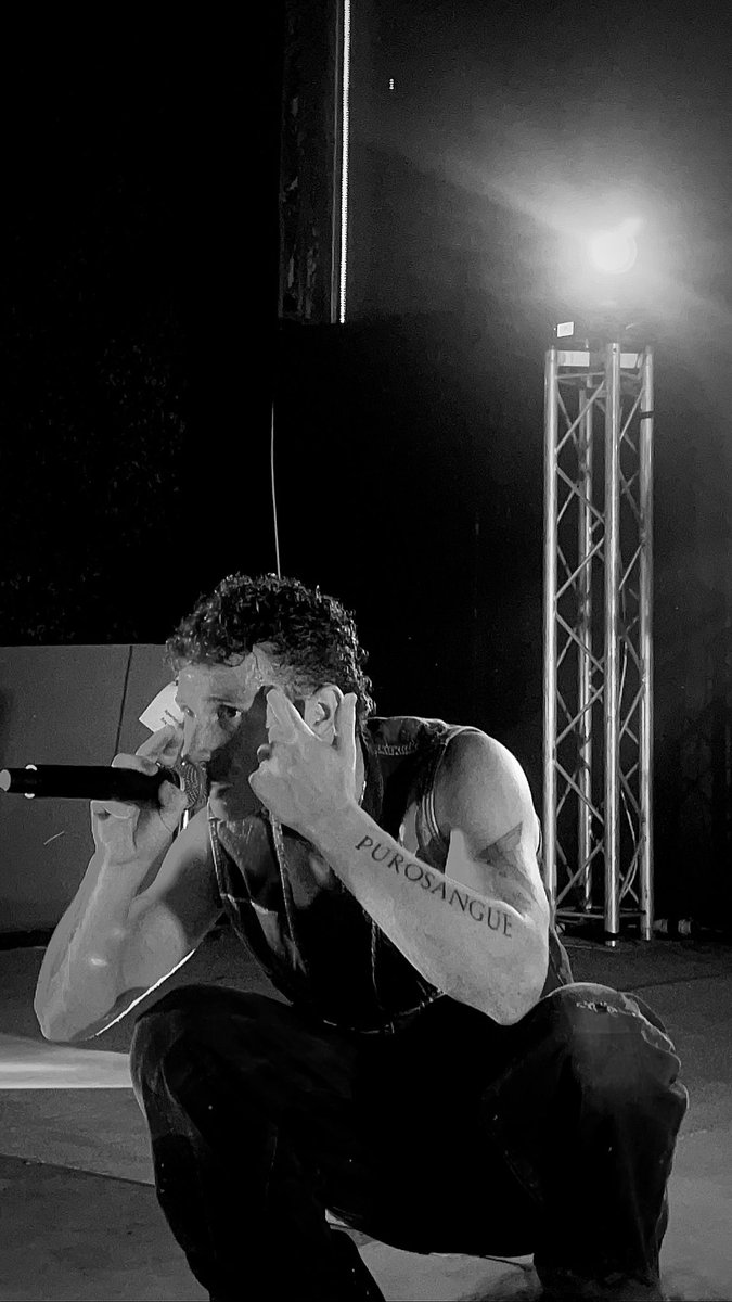 ilsolenelbuio's tweet photo. auguri alla mia persona del cuore 🤍🤍

#happybdaywax https://t.co/Umrldi2CPO