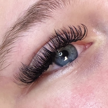 Hybrid eyelash extension set by Kayla 🔥 
.
 #hairextensions #extensions #hair #longhair #length #volume #thickness #behindthechair #pabeauty #aqua #aquahair #aquaextensions #loveisinthehair #beauty #salon #cosmo #booknow #bookonline #maryturnerdayspa
