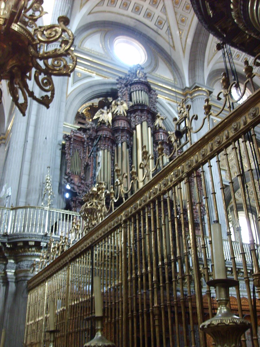 nikolausmella's tweet photo. Today marks the 345th anniversary of the death of the Mexican #soprano (Catedral de Puebla) #ViolPlayer & #baroque composer, Juan García de #Zéspedes. :-) ☀️ 🧭 † #Puebla 🇲🇽 #México
📸: Órgano "Internacional" y altar del Perdón & órgano y enrejado del Coro by Gusvel, • CC. https://t.co/6a7ku04gZK