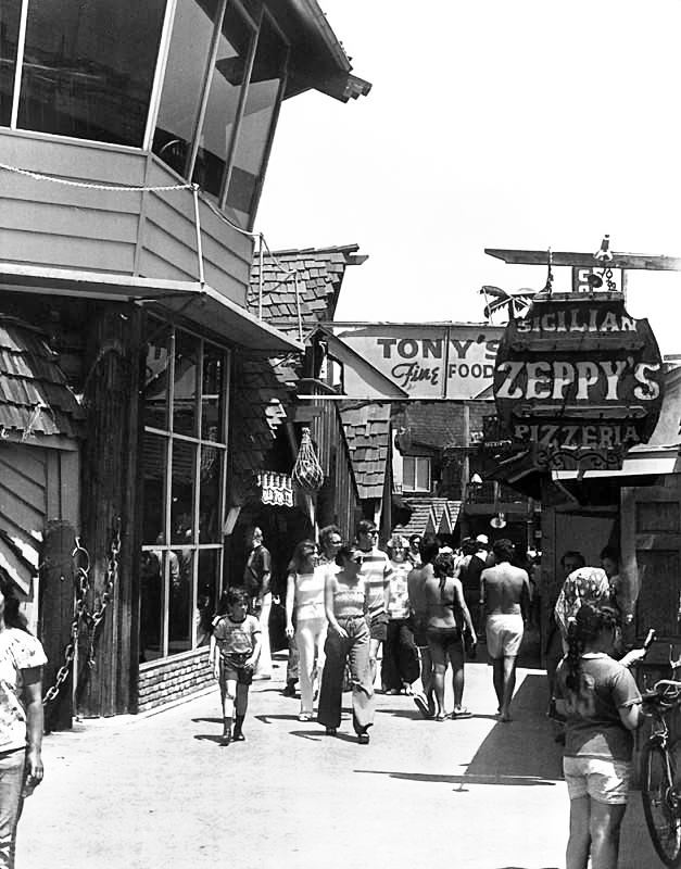 laplphotos's tweet photo. [1978] Visitors flock to Redondo Beach's Fisherman's Village, Pier and International Boardwalk where some of the South Bay's finest cuisine is offered. (Herald Examiner Collection) https://t.co/1ssplSHe3M https://t.co/mUzZBgyUG9