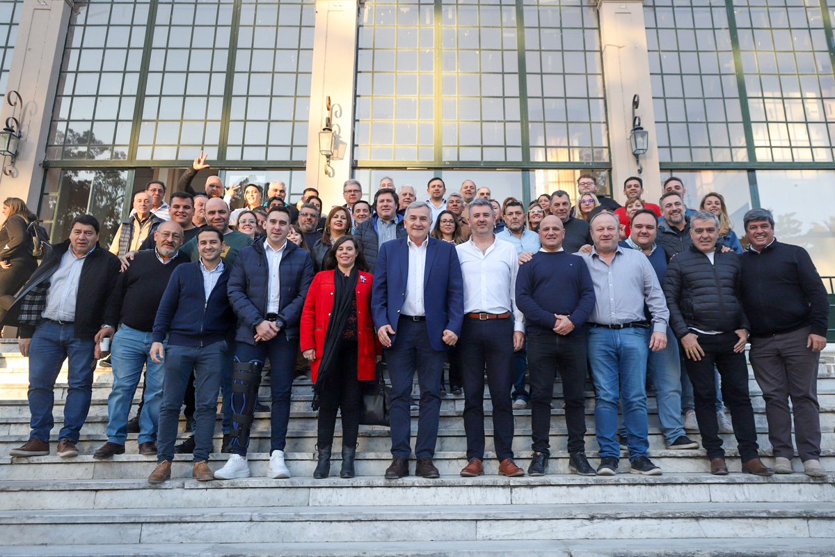 GerardoMorales's tweet photo. Gracias, @DiemingerJavier, por el recibimiento. En La Falda, nos reencontramos con más de 50 intendentes y jefes comunales de los departamentos de Cruz del Eje y Punilla. Tenemos un equipo de gestión, de territorio que sabe resolver problemas todos los días. El 13 se define qué modelo de país merece el pueblo argentino. Sigamos militando con fuerza.
