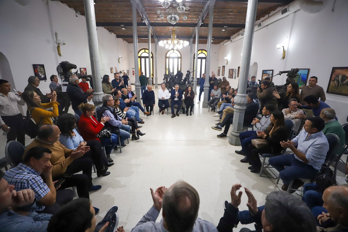 GerardoMorales's tweet photo. Gracias, @DiemingerJavier, por el recibimiento. En La Falda, nos reencontramos con más de 50 intendentes y jefes comunales de los departamentos de Cruz del Eje y Punilla. Tenemos un equipo de gestión, de territorio que sabe resolver problemas todos los días. El 13 se define qué modelo de país merece el pueblo argentino. Sigamos militando con fuerza.