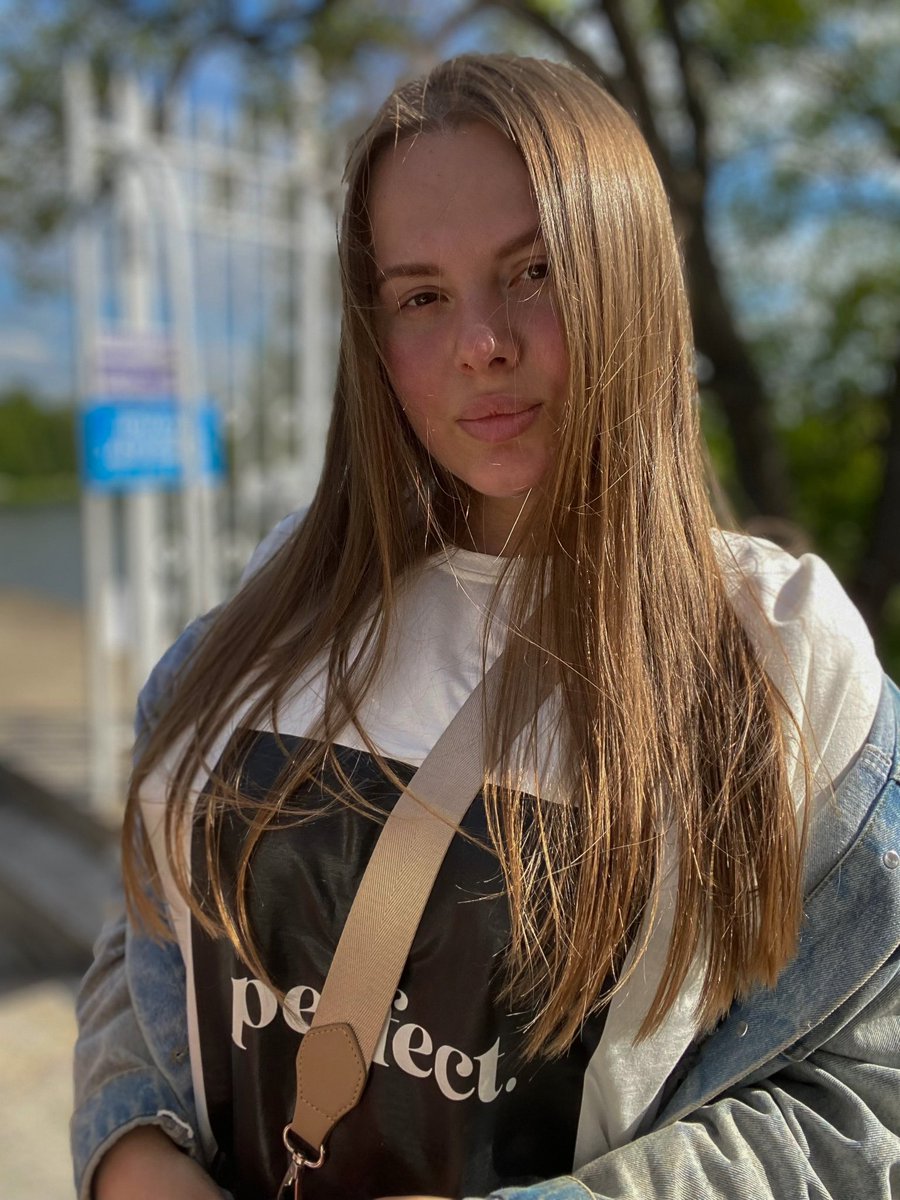 My dear friends, I have a question for you
Do you think I should dye my hair or leave my natural color? 💗😍