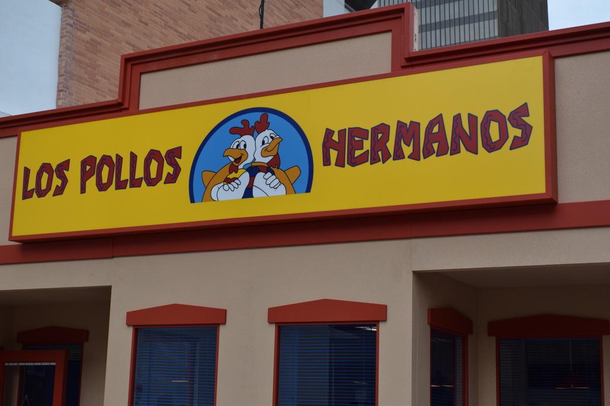 Mi tío recientemente abrió esta pequeña pollera en El Paraíso, Caracas. El pollo frito de ahí es tan bueno como el de Arturos y KFC. Por favor RT para apoyar a mi tío 🙏❤️