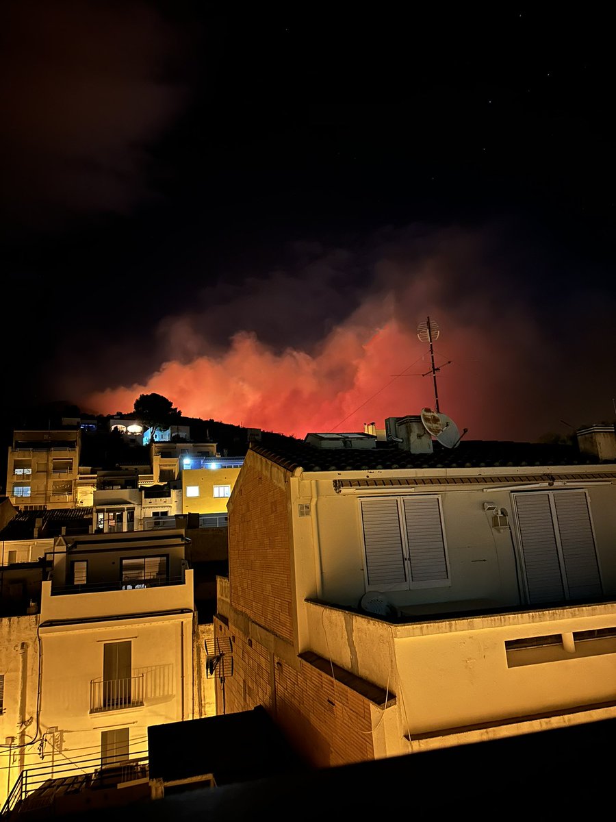 lorenamsz's tweet photo. 0:10 l’incendi des de Colera mirant cap a Portbou

#IFPortbou @324cat @emergenciescat @bomberscat @eltempsTV3 https://t.co/tvl8ehYCqX