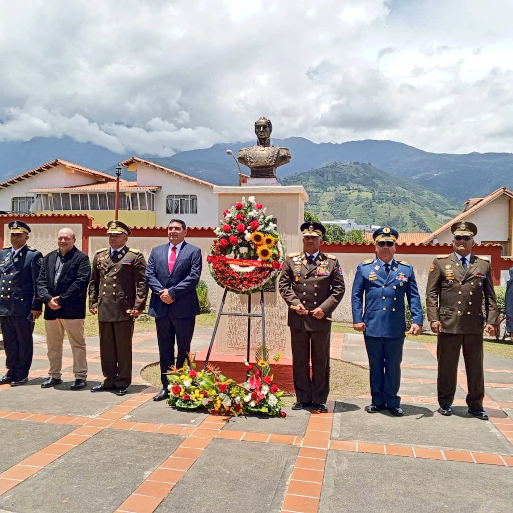 <a href="/NMAMMYLEONARDO1/">N.M.A.M MY. LEONARDO JOSE GOMEZ CALDERON</a>  presente junto a las Autoridades Militares y Gubernamentales de Estado Bolivariano de Mérida, en el Acto Central y ofrenda Floral con motivo a la Celebración del 86° aniversario de la Creación de la Digna, Incolumne, Prestigiosa Guardia Nacional Bolivarana.