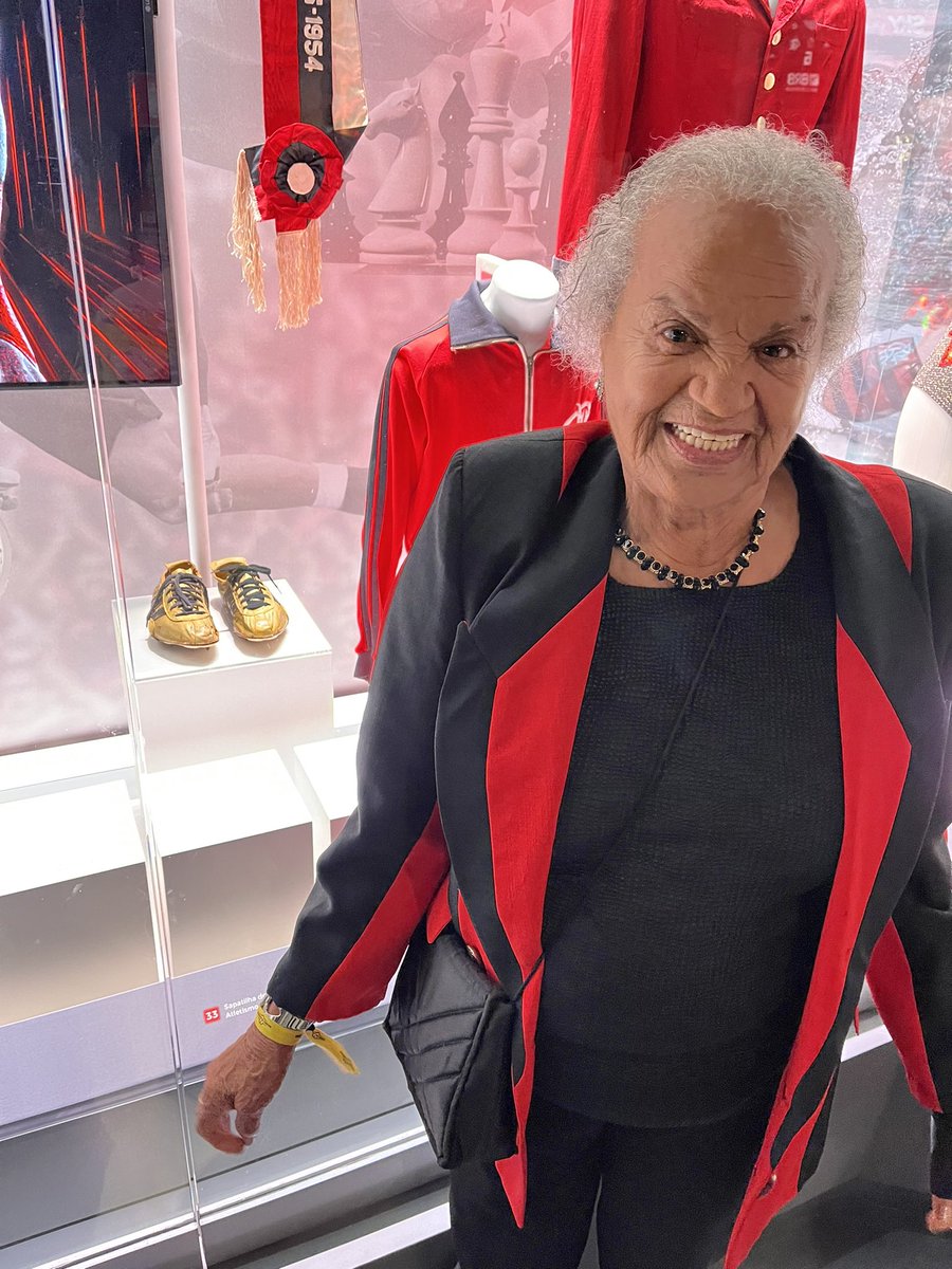 Flamengo's tweet photo. Corre o tempo no olhar! Nossa Gazela Negra Érica Lopes na inauguração do Museu Flamengo! ❤️🖤 https://t.co/Vp7cbUdPl3