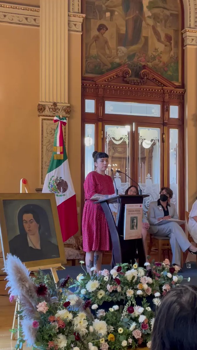 PazPinter's tweet photo. Mon Laferte fue invitada por el gobierno mexicano, para un homenaje a Gabriela Mistral, gran impulsora de la Reforma Educacional mexicana. Dos figuras execradas por la élite corrupta chilena. https://t.co/376OznVenD