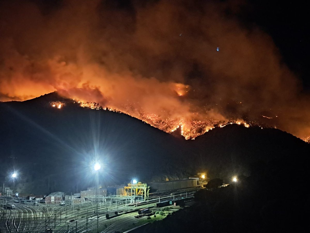 RamonIglesias68's tweet photo. ÚLTIMA HORA. Personal de l'Ajuntament de Portbou està passant per les cases del carrer Muntanya demanat que es preparin per abandonar casa seva. És la zona més propera a l'incendi. https://t.co/VWUITcvB2S