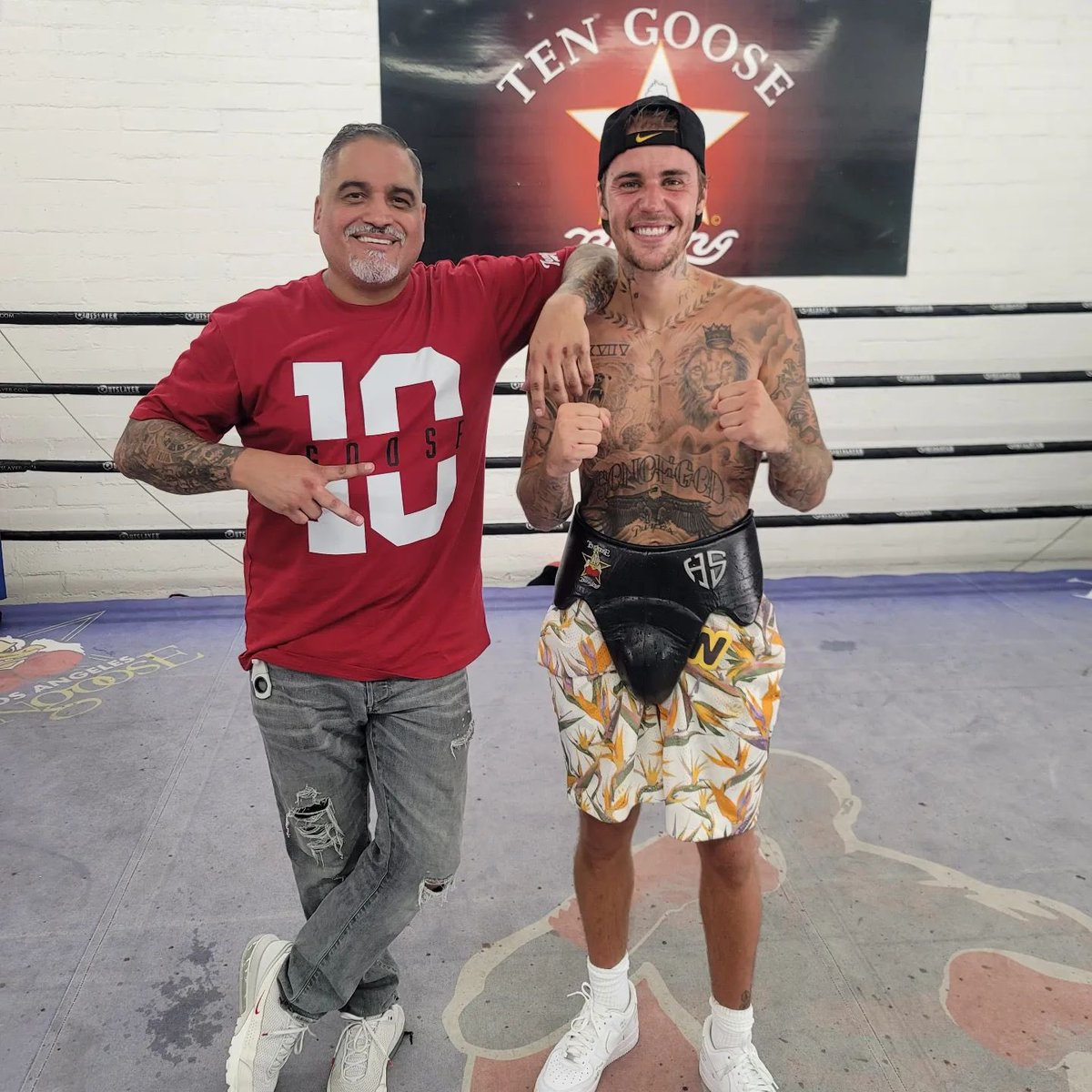 JustinsTourNews's tweet photo. When U smile, I smile 😆

Justin seen boxing at the Ten Goose Boxing Gym in California 🥊 https://t.co/pAv6q74Yop