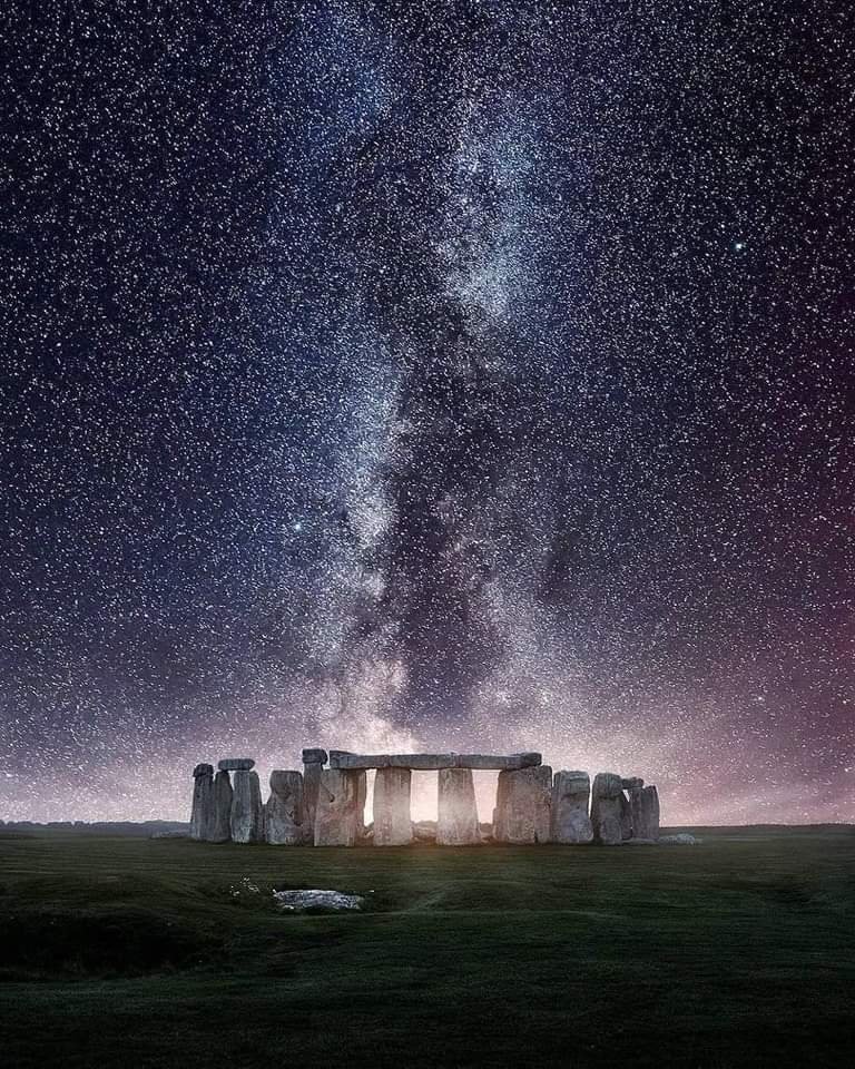 scienceworld224's tweet photo. Starry night over the Stonehenge ✨ WOW 😮

📷 : Mads Peter Iversen Photography https://t.co/NiGIUuvTOk