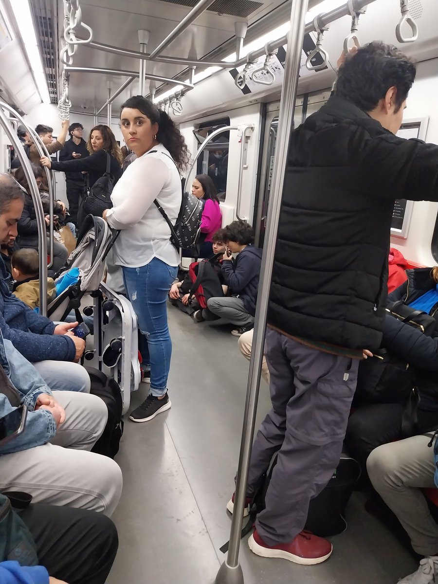 andyrivdo's tweet photo. @metrodesantiago más majaderos con los personas que insisten en sentarse en el suelo de los vagones, habían dos mocosos sentados en la puesta de acceso/salida al vagón y al frente otras personas sentadas también en el suelo https://t.co/WrHyWMrmn0