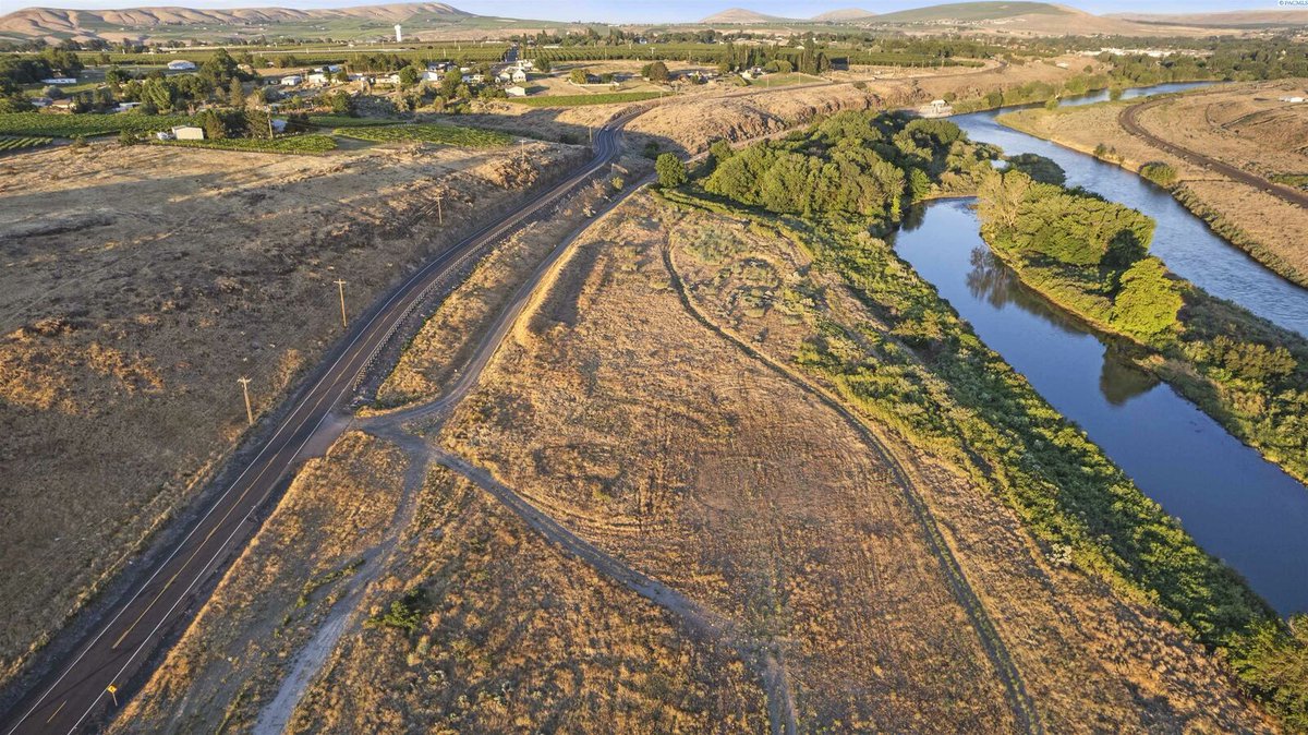 #ListingUpdate - Build Your Dream Home Here!
📍TBD Lot 5 Inland Empire HWY in Benton City!
Offered at $209,500
MLS# 262878
Sydney Roach | 509-405-5940
Full listing details - tricities.sites.c21.homes/listing/WA/Ben…