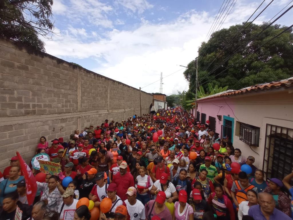 PartidoPSUV's tweet photo. Cojedes 🚩

Bajo la lluvia, el pueblo de Tinaquillo se movilizó en respaldo al presidente Nicolás Maduro y la Revolución Bolivariana.

@irisvarela
@CojedesPsuvOfic 
#PsuvEnLaCalle https://t.co/rM8O9Vfy96